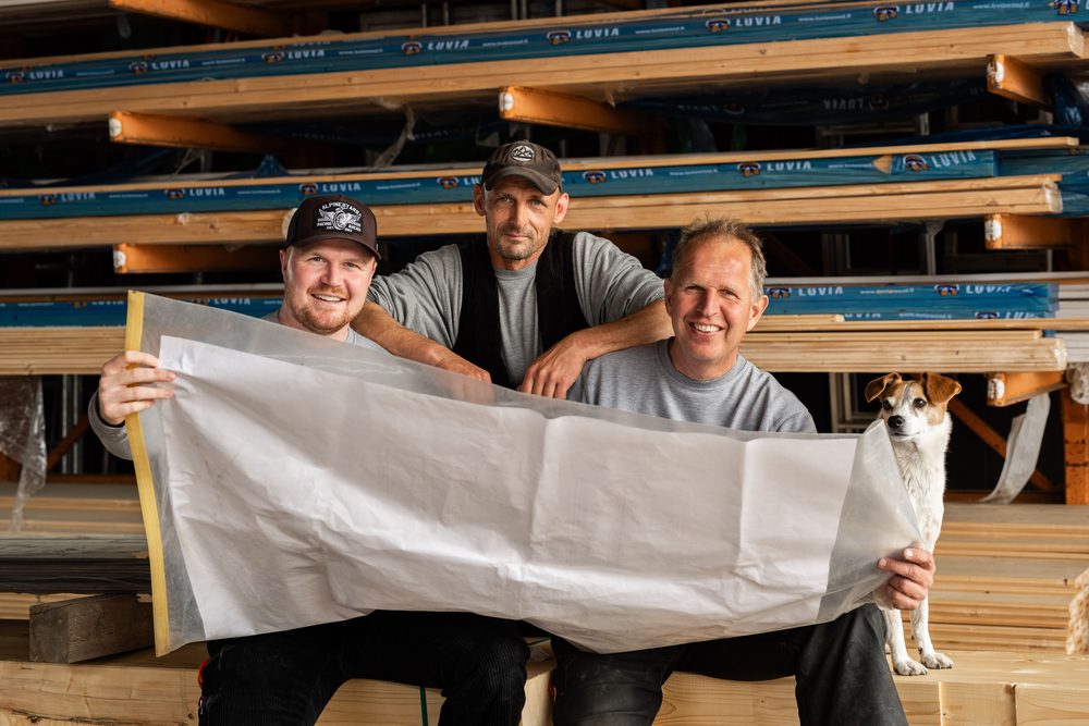 Das Team von Holzbau Schröder mit dem Bauplan