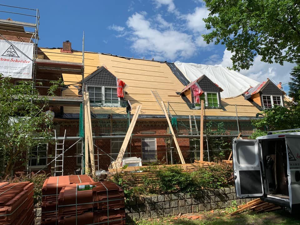 Energetische Dachsanierung von Holzbau Schröder mit neuer Aufdach-Dämmung