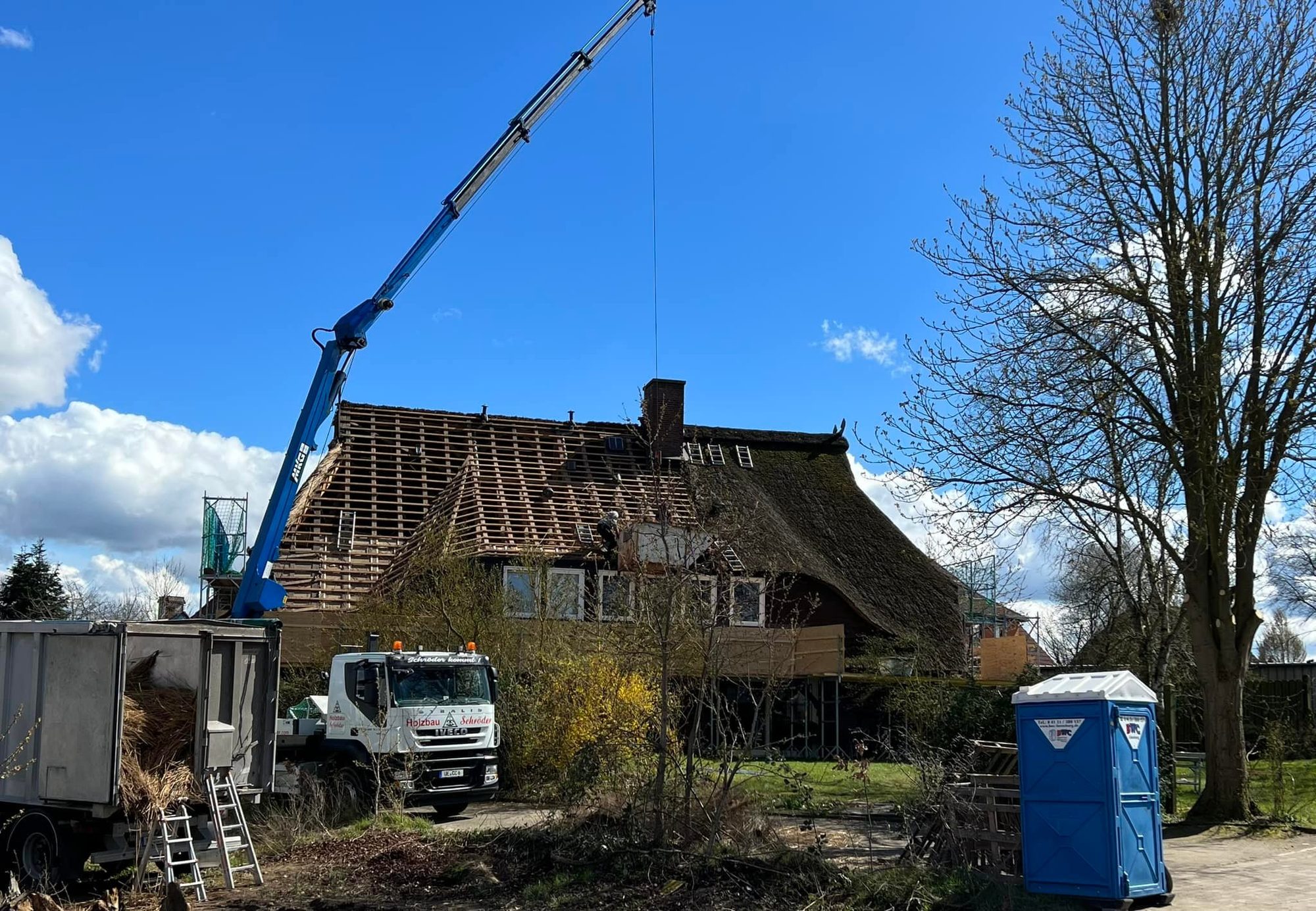 Zimmerer von Holzbau Schröder bei der Dachsanierung