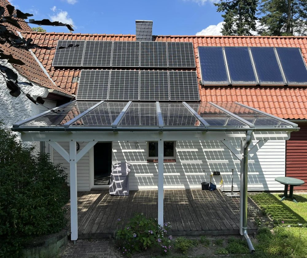 Saniertes Dach mit Photovoltaik von Holzbau Schröder