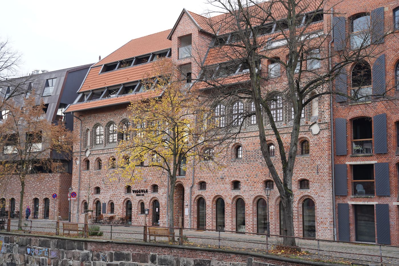 Saniertes Backsteingebäude mit neuem Ziegeldach von Holzbau Schröder