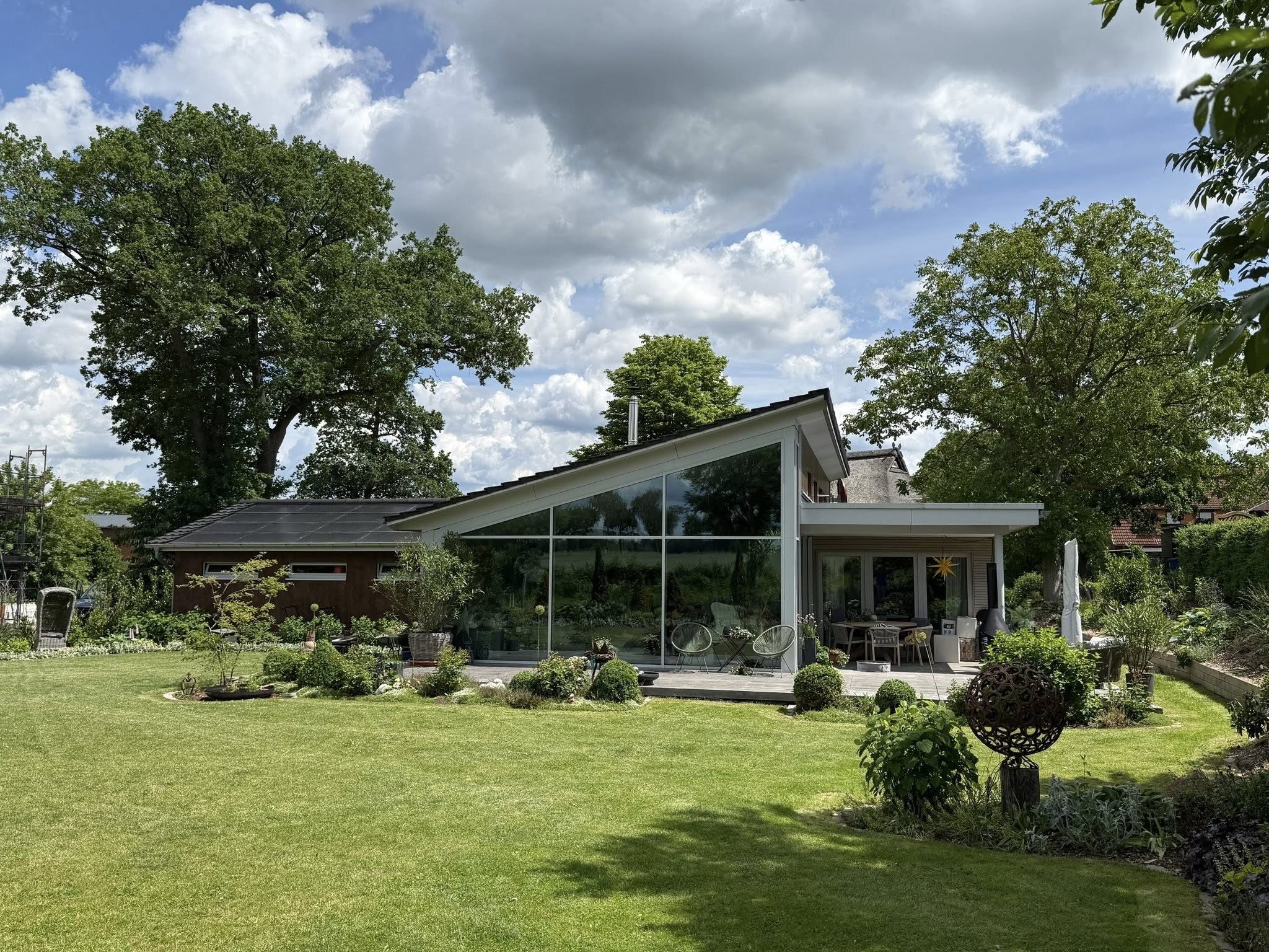 Modernes Holzhaus mit Glasfront von Holzbau Schröder in der Lüneburger Heide