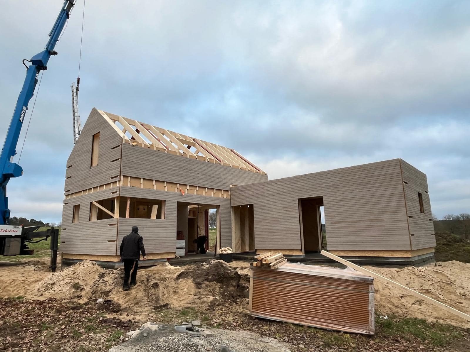 Holzrahmenbau-Neubau von Holzbau Schröder im Bau, Holzwände und Dachstuhl mit Kran