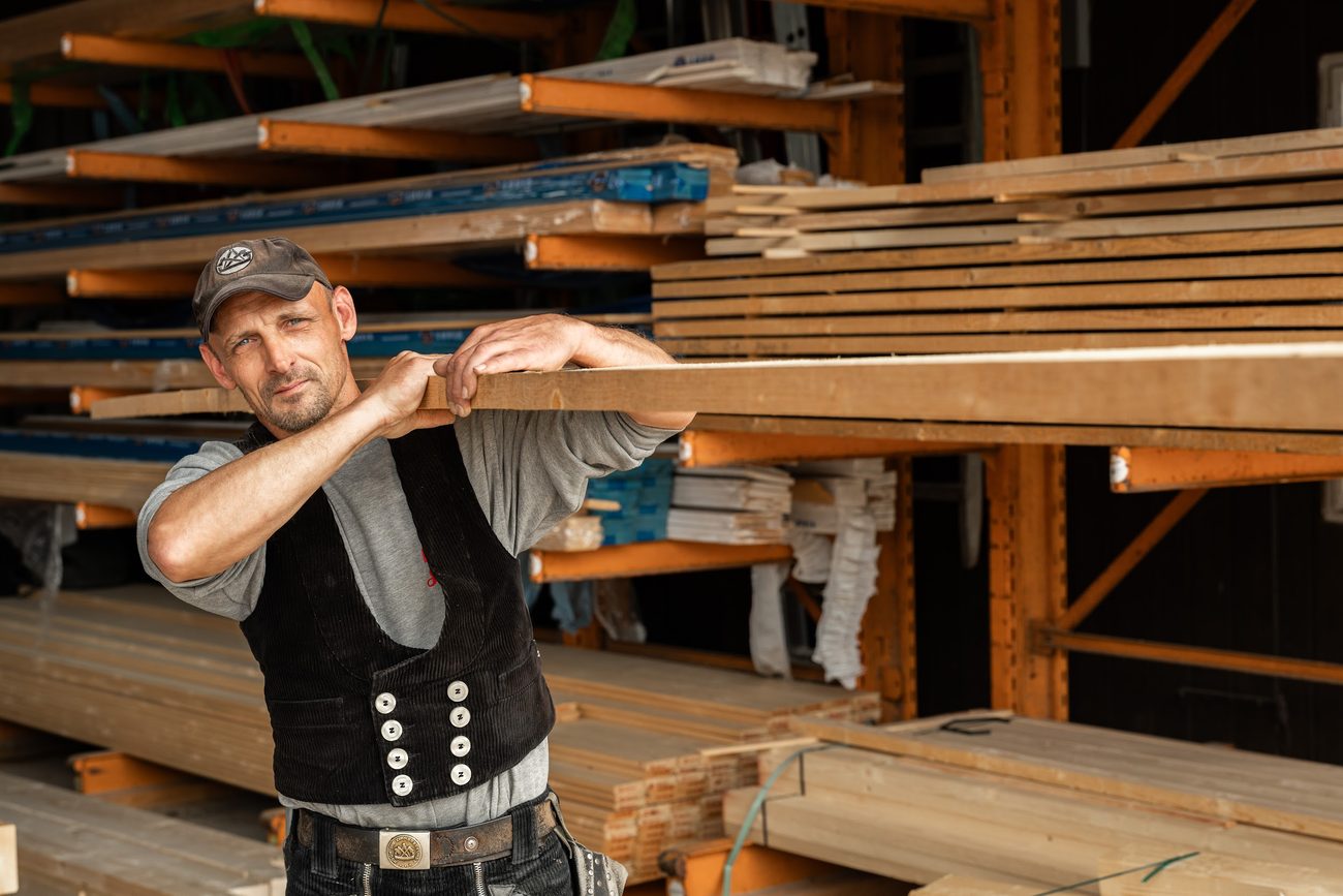 Hochwertige Hölzer im Holzlager von Holzbau Schröder