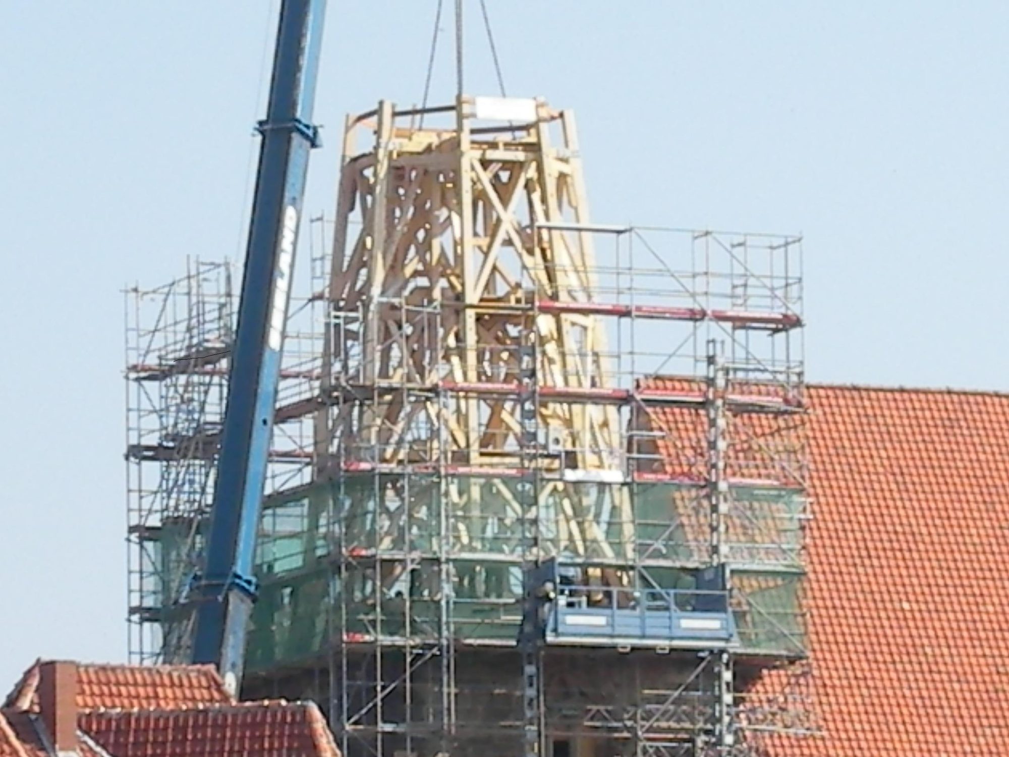 Kirchturm-Sanierung von Holzbau Schröder mit Kran